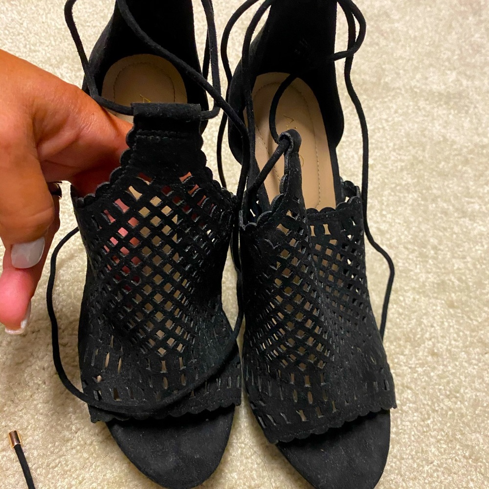 Women’s Aldo ankle tie shoe. Size 7.5. Super cute